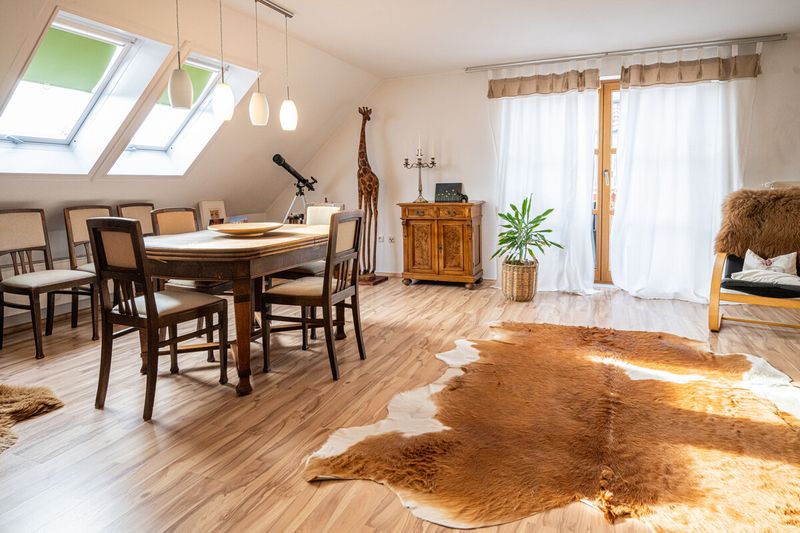 Erste eigene vier Wände: 4-Zi.-DG-Wohnung mit Balkon & Garten in Sinzing
